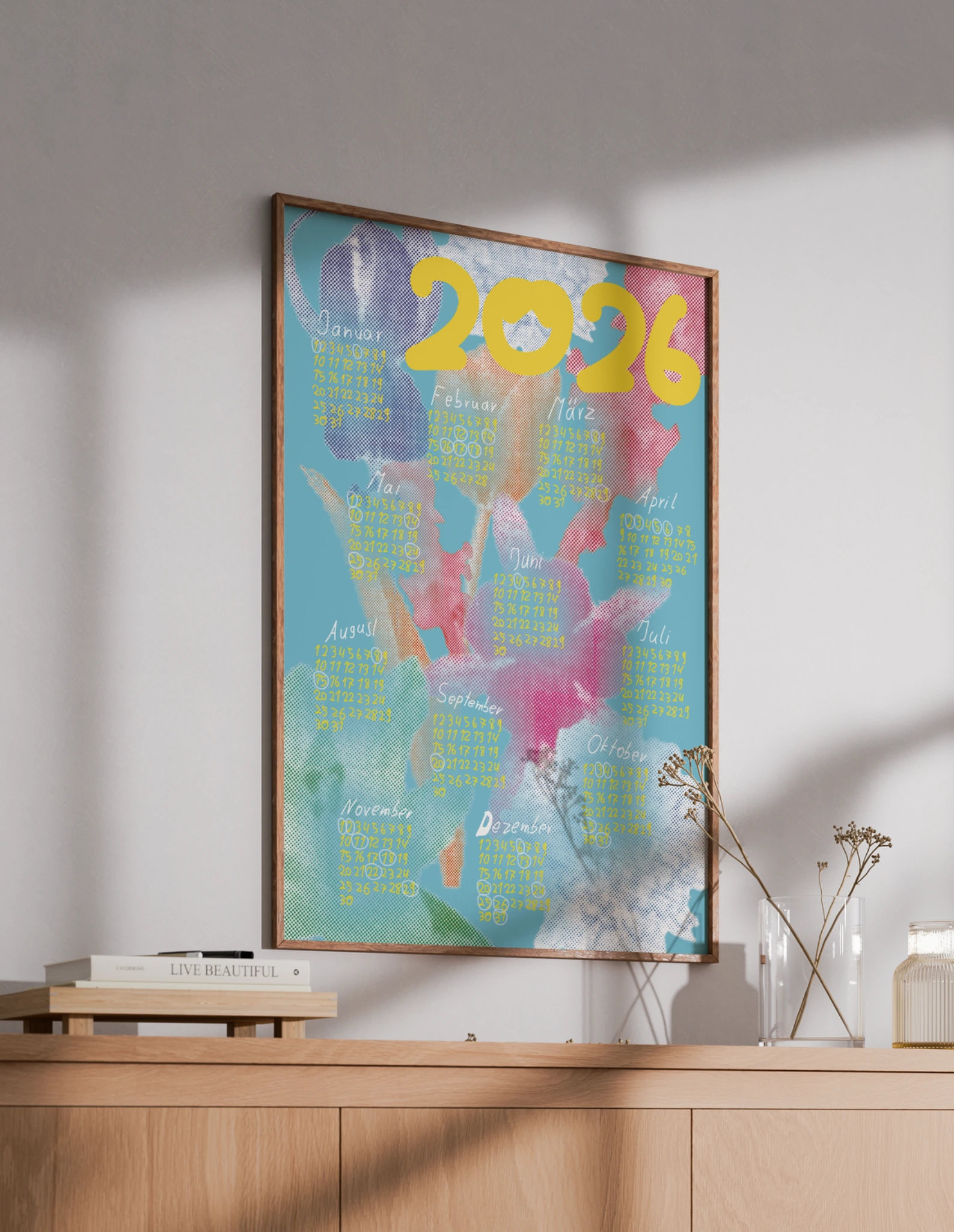 Kalenderposter 2026 gerahmt an einer Wand