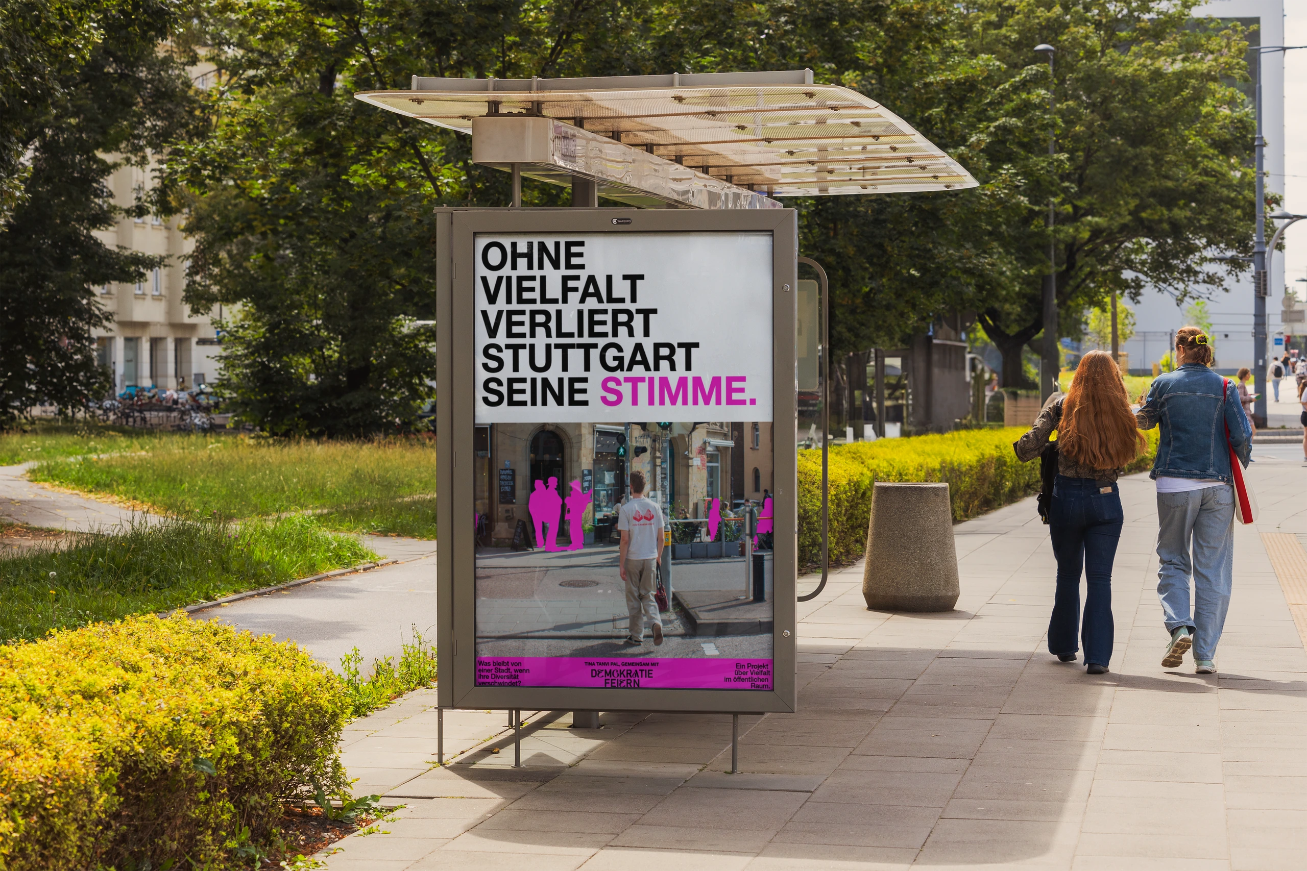 City-Light-Plakat der Demokratie-feiern-Kampagne in Stuttgart