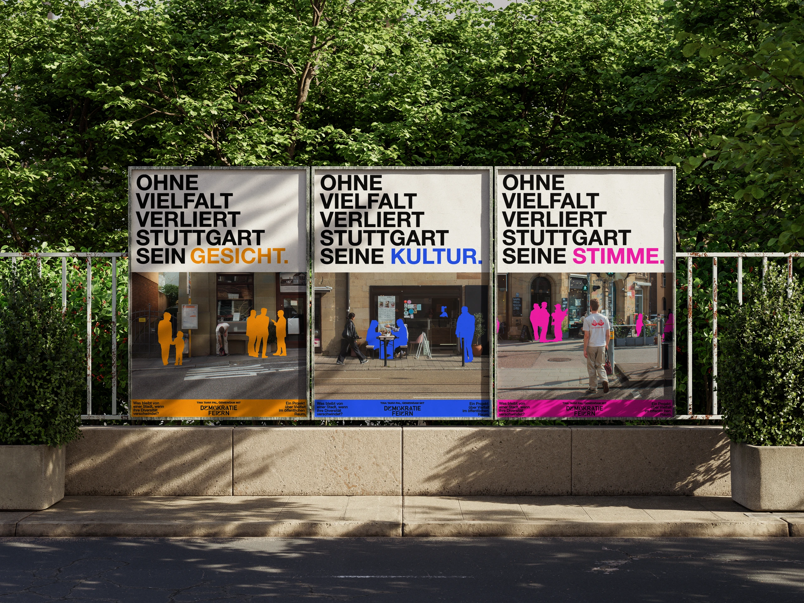 Drei Plakate der Demokratie-feiern-Kampagne an einem Zaun