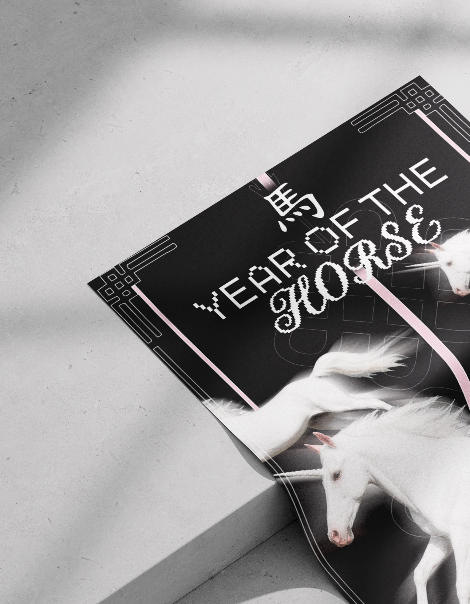 Schräg liegendes Year of the Horse Poster auf Beton