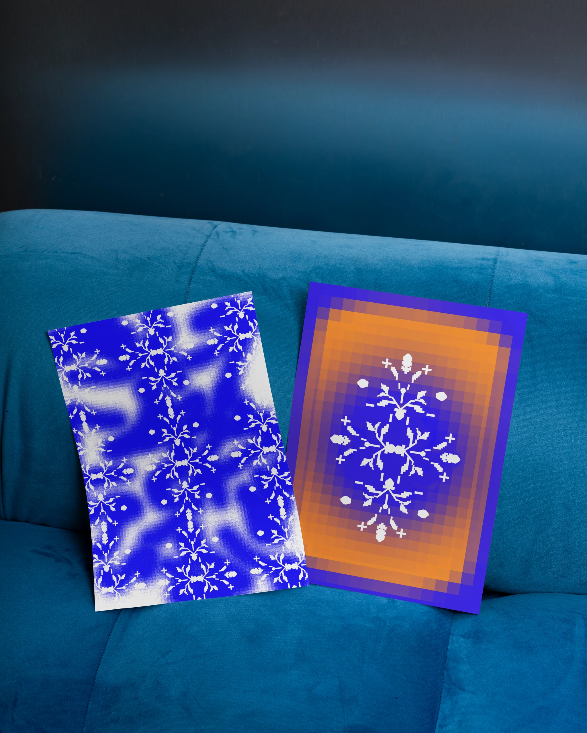 Zwei Rasterposter als Mockup auf blauem Stoff