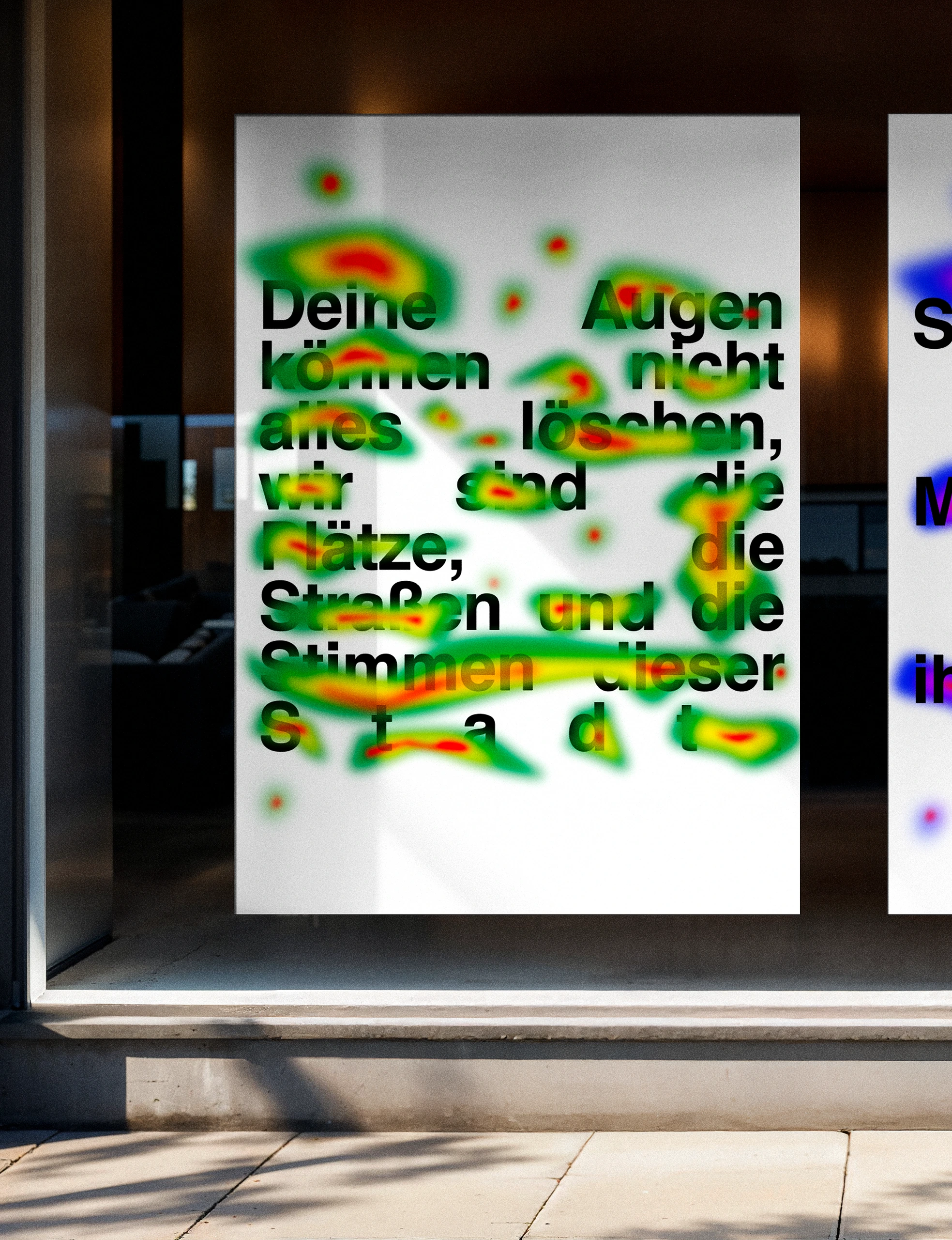 Stadtkampagnenplakat mit Eye-Tracking-Flecken in einem Schaufenster