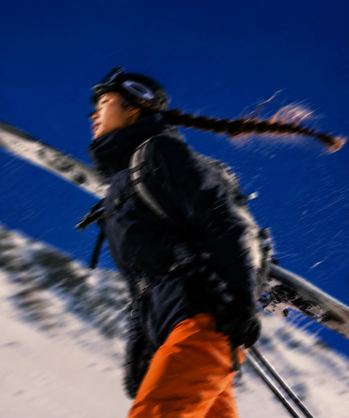 Steinboc Skifotografie mit schwarzer Jacke