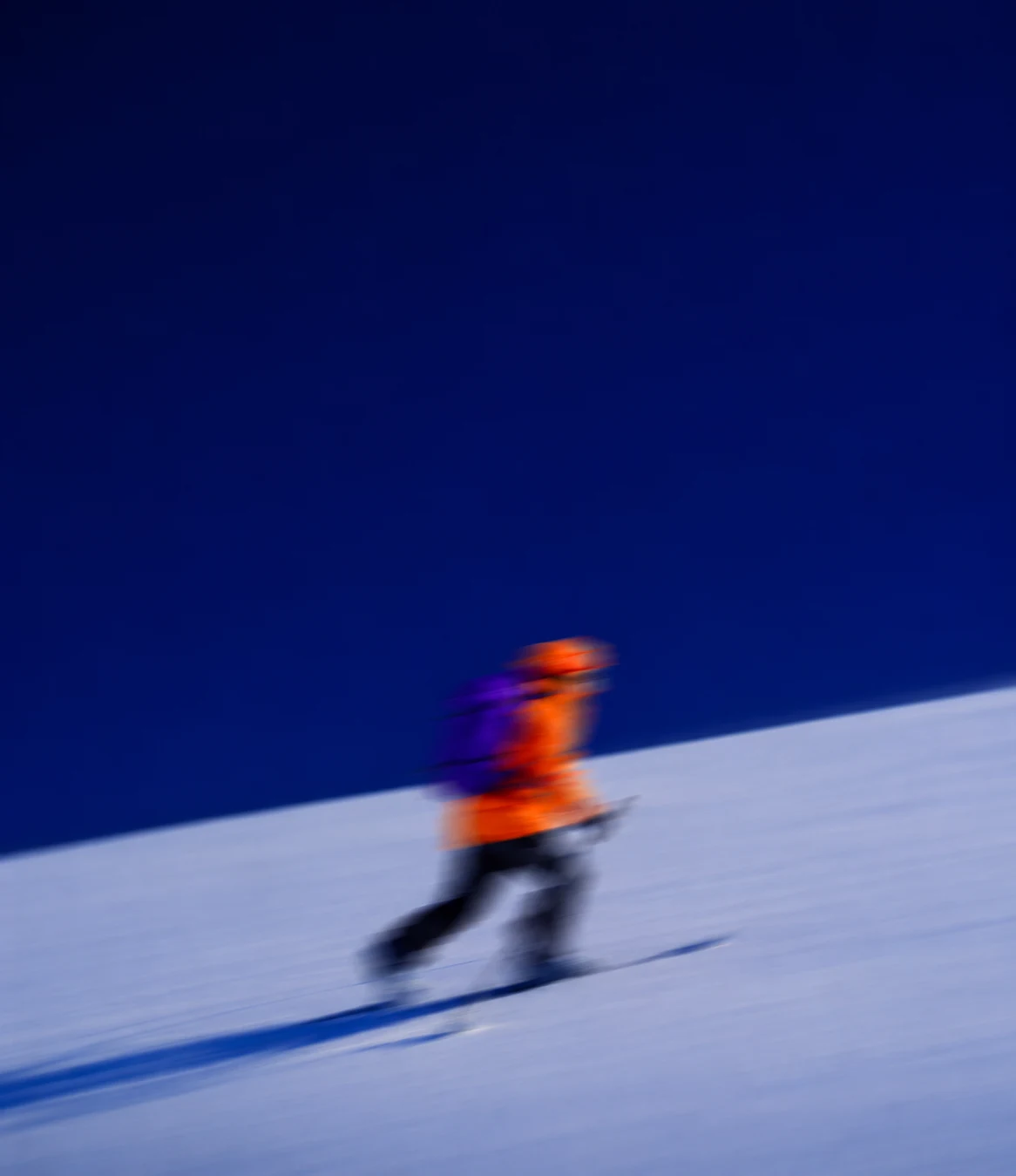 Steinboc Skifahrer auf blauer Fläche