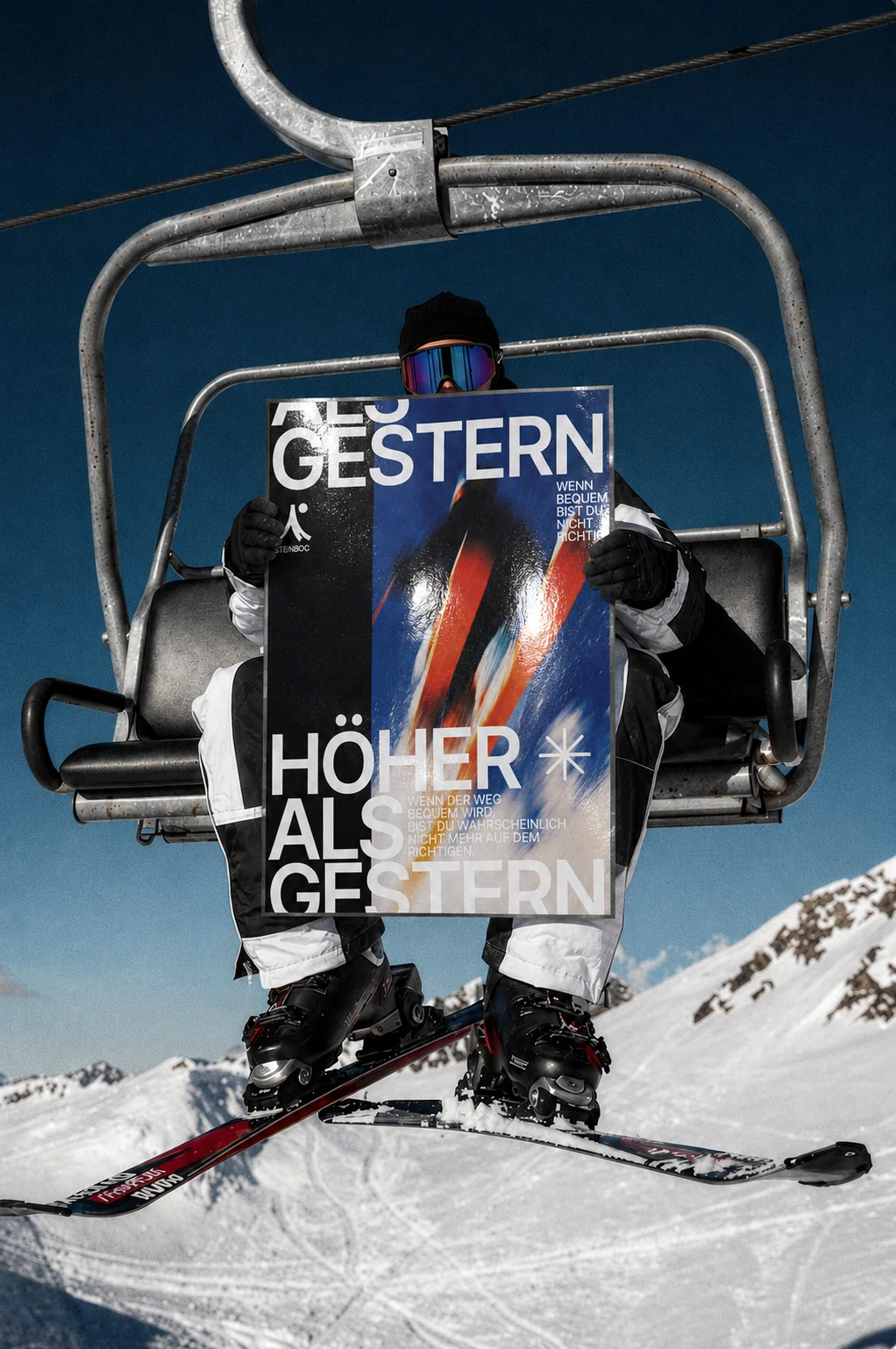 Steinboc Poster-Mockup auf einem Skilift
