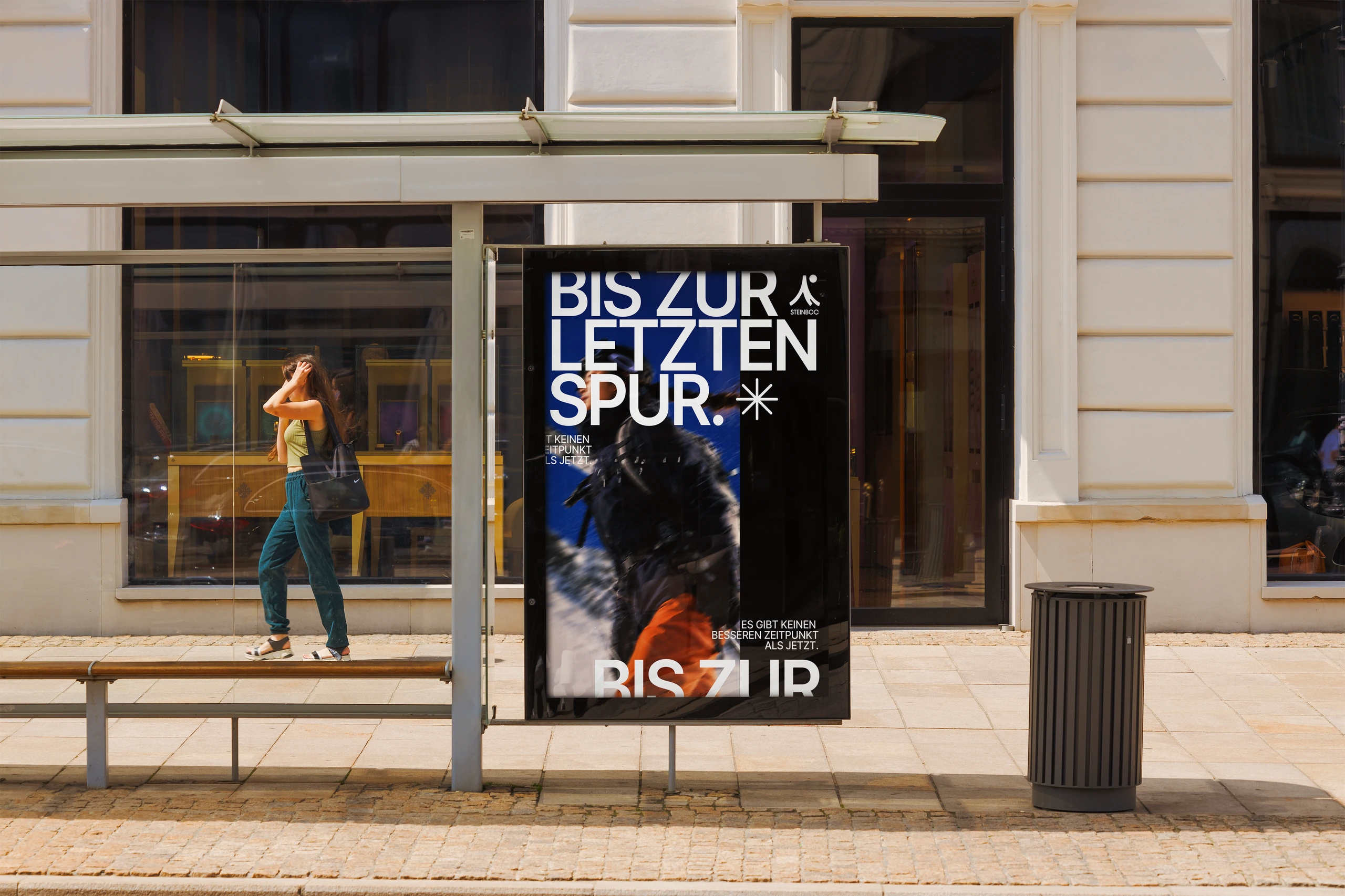 Steinboc Poster-Mockup Bis zur letzten Spur an einer Haltestelle