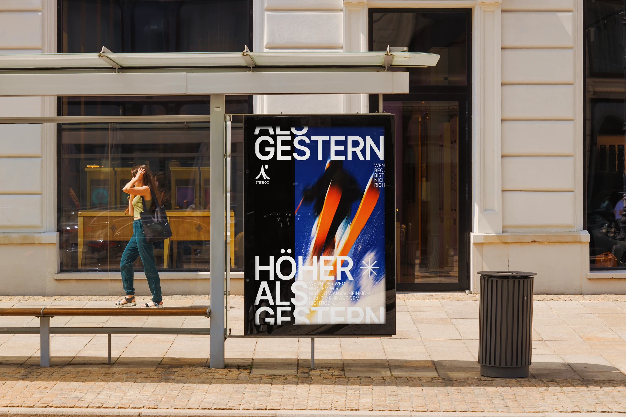 Steinboc Poster-Mockup Höher als gestern an einer Haltestelle