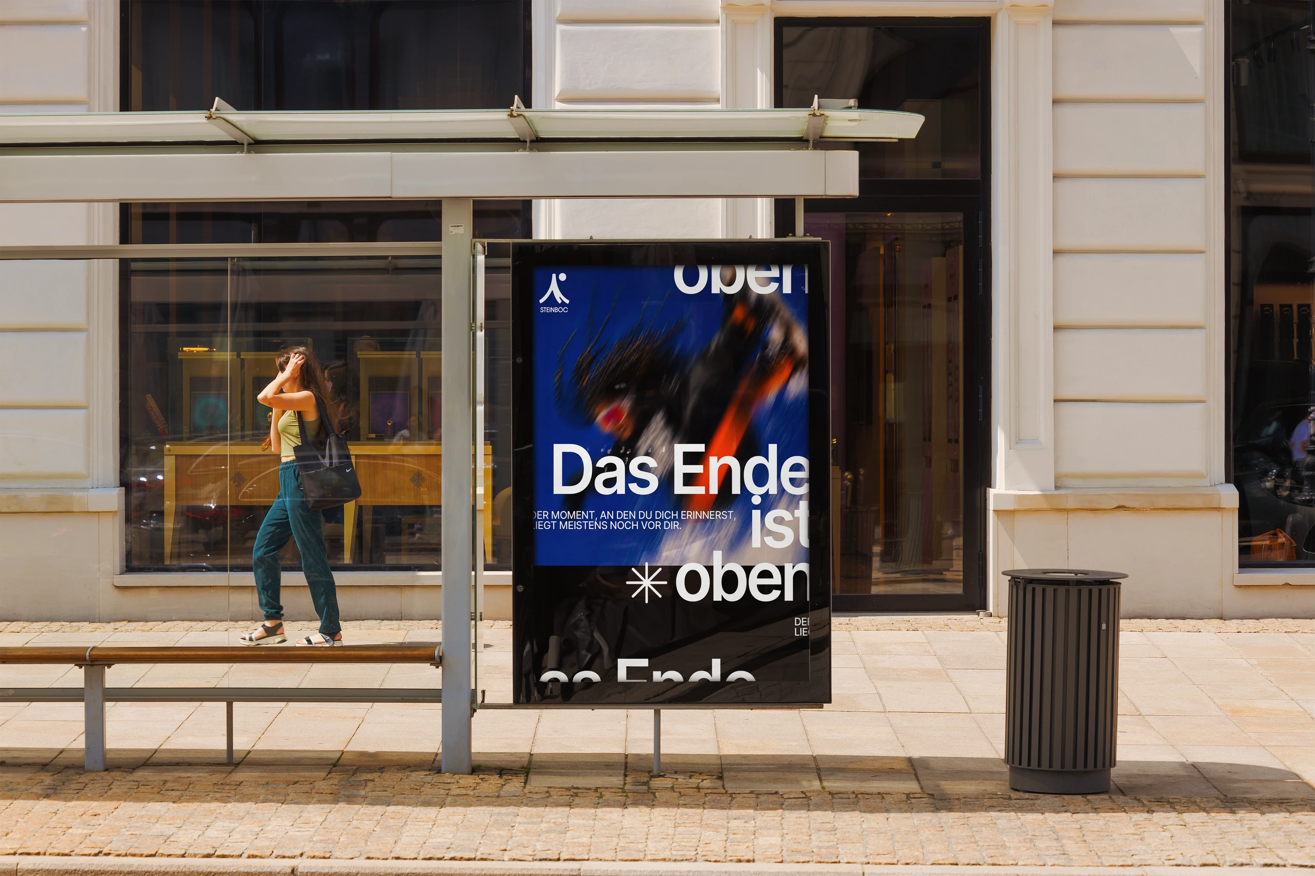 Steinboc Poster-Mockup Das Ende ist oben an einer Haltestelle