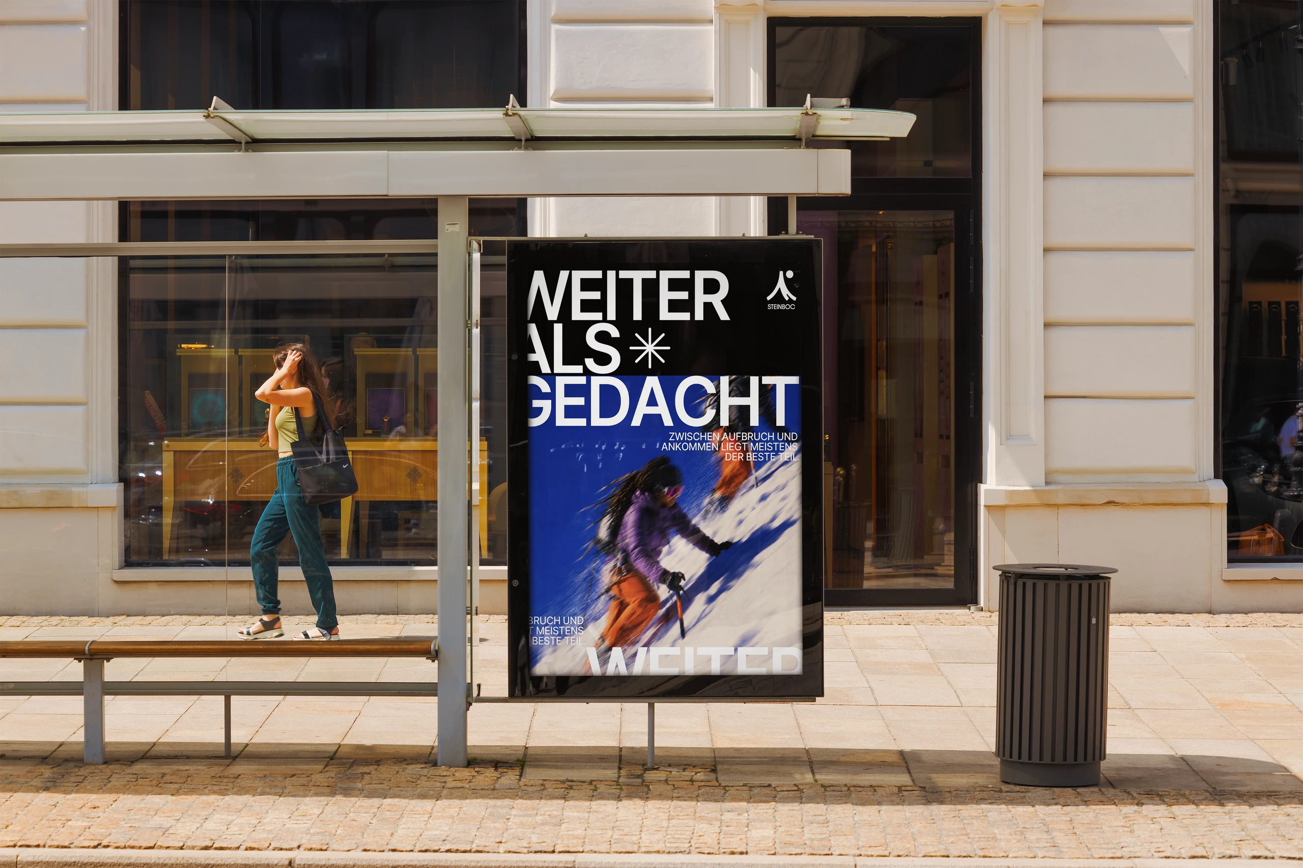 Steinboc Poster-Mockup Weiter als gedacht an einer Haltestelle